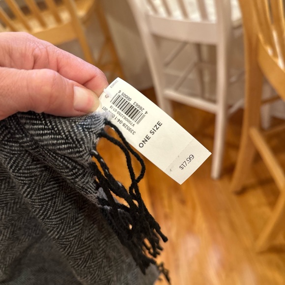 💜 5 for $25 or 3 for $18 Old Navy gray and black herringbone knit scarf … - Picture 5 of 7